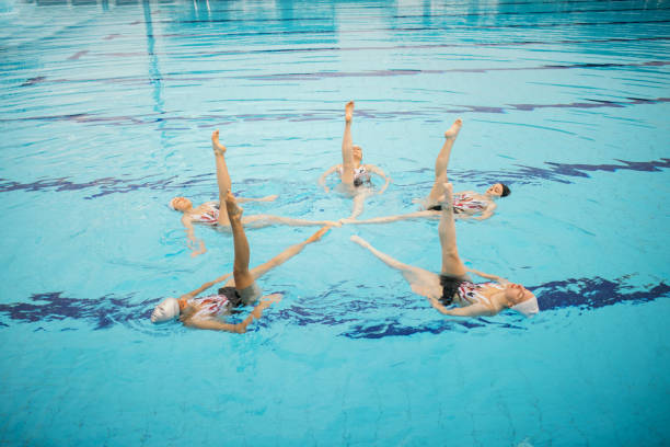 girls practicing - synchronized swimming swimming sport symmetry imagens e fotografias de stock