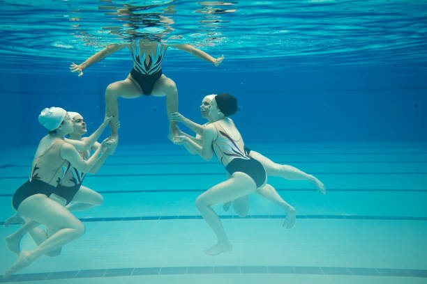 girls practicing - synchronized swimming swimming sport symmetry imagens e fotografias de stock