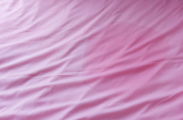 мокрый розовый матрас фон, bedwetting - enuresis стоковые фото и изображения
