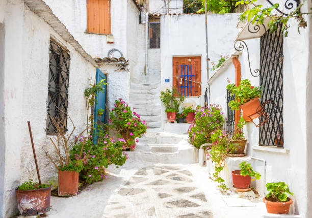 schilderachtige straat met oude huizen in anafiotika plaka district, athene, griekenland - athens stockfoto's en -beelden