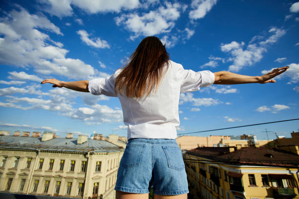 istock Giving hug to city 1001631638