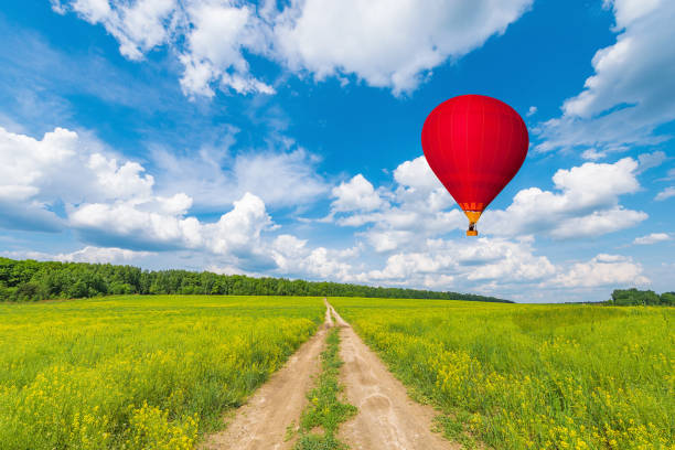 istock Red hot air balloon. 1001632444