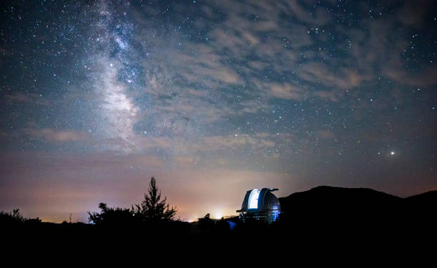 在星空的背景下天文臺的大望遠鏡打開圓頂 - 天文台 個照片及圖片檔