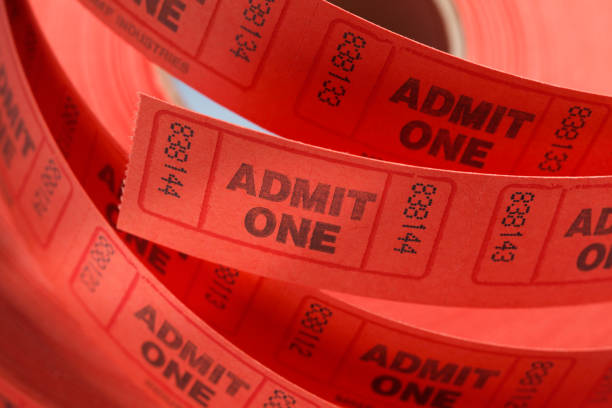 rotolo di ammettere un biglietto - ticket ticket stub red movie ticket foto e immagini stock