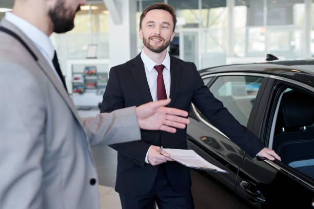 istock Seller representing a new car 1001677562