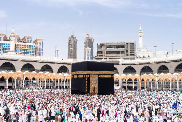 erstaunlich breites panorama der heiligen kaaba - pilgrimage stock-fotos und bilder