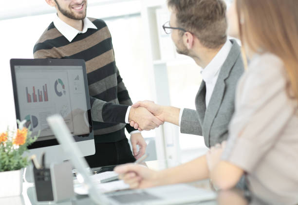 istock client welcomes the Manager with a handshake 1001711742