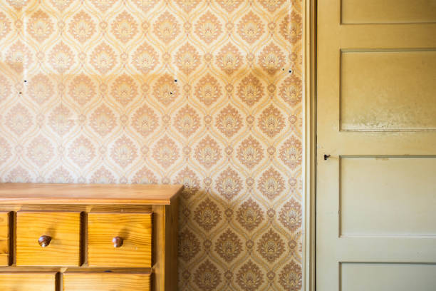 istock Vintage room with pattern wallpaper and old fashioned closet and door. Rustic interior design. 1001712910