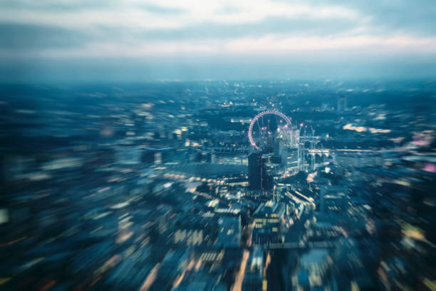 monochrome paysage aérien de londres dans la nuit - london england aerial view skyscraper mid air photos et images de collection