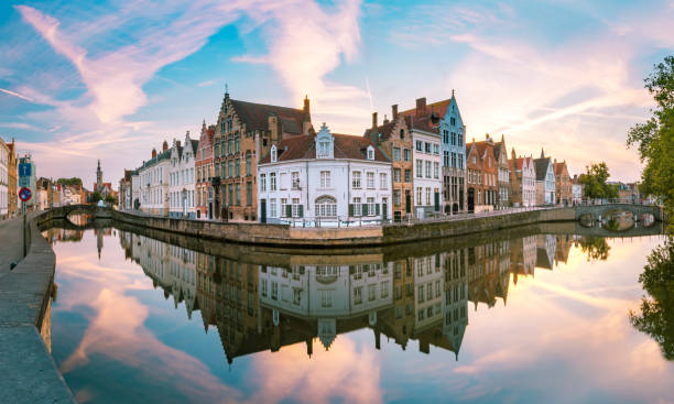 istock Canal Spiegelrei, Bruges, Belgium 1001735664