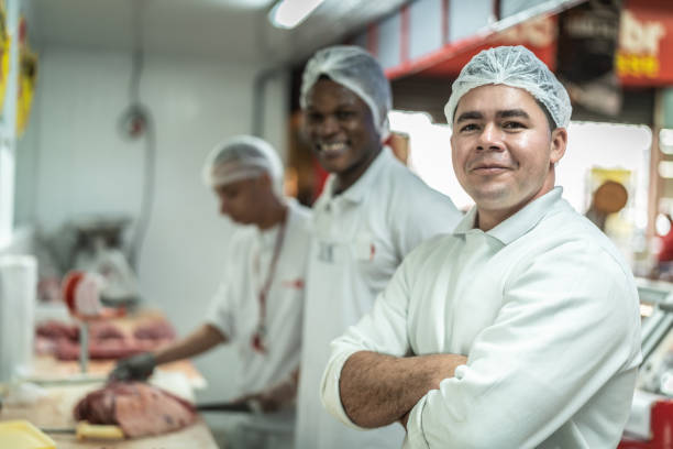 grupo de personas trabajando en la carnicería - retrato - butchers shop meat market pork fotografías e imágenes de stock