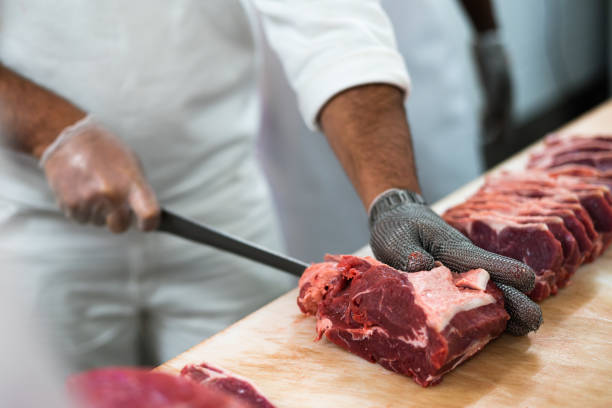 carnicero cortador carne carne - carnicería fotografías e imágenes de stock