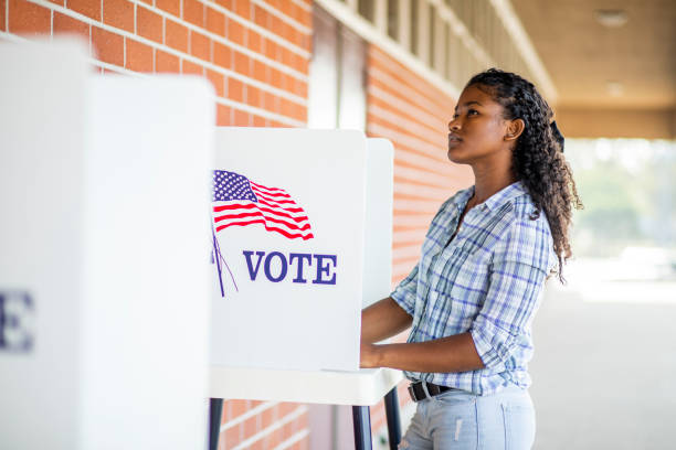 beautiful young black girl voting - jovens a votar imagens e fotografias de stock
