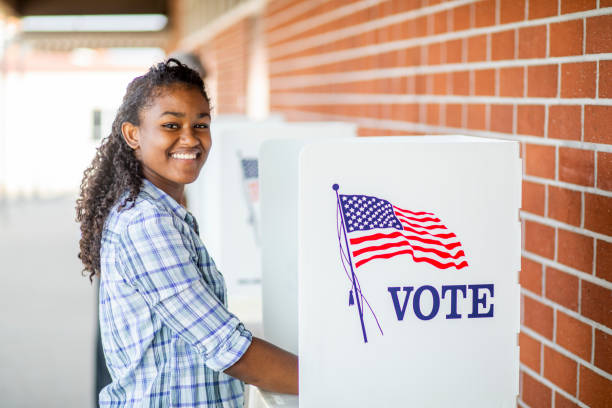 hermosa joven negra de votación - voting fotografías e imágenes de stock