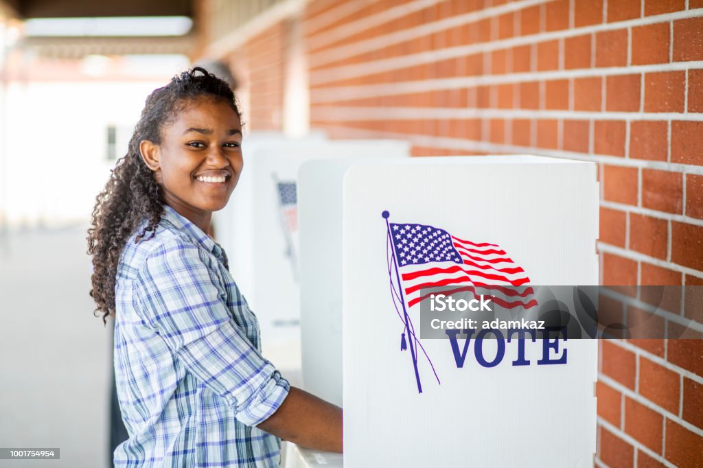 美麗的年輕黑人女孩投票 - 免版稅投票圖庫照片