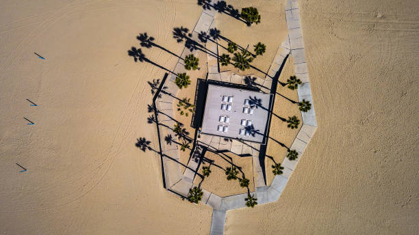 上記の空中映像カリフォルニア ハンティントンビーチ - lifeguard orange nature beach ストックフォトと画像