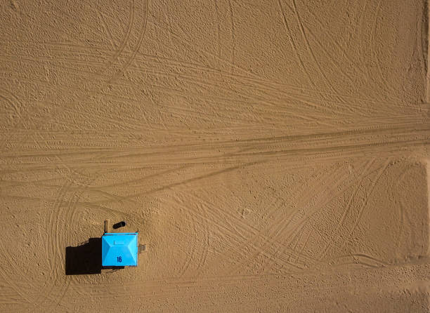 上記の空中映像カリフォルニア ハンティントンビーチ - lifeguard orange nature beach ストックフォトと画像