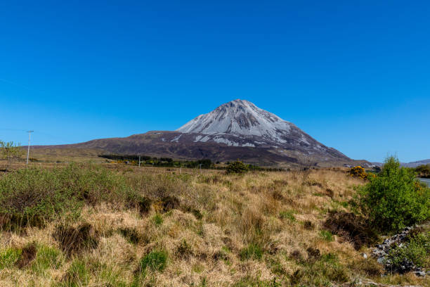 アイルランド北部ドニゴールとマウント エリガル ホテル - republic of ireland mount errigal mountain landscape ストックフォトと画像