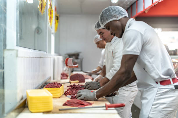 grupo de personas trabajando en la carnicería - butchers shop meat market pork fotografías e imágenes de stock