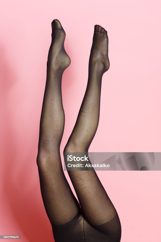 Beine des jungen kaukasischen Frau in schwarzen Strumpfhosen - Lizenzfrei Strumpfhose Stock-Foto