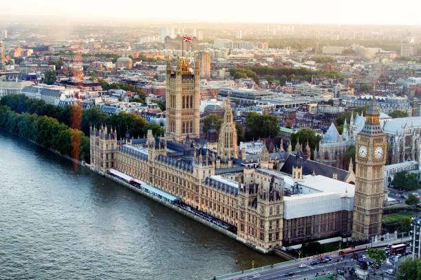 widok z lotu ptaka na big bena i parlament u zmierzchu nad tamizą - london england aerial view skyscraper mid air zdjęcia i obrazy z banku zdjęć