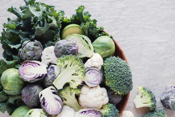 los vegetales crucíferos, coliflor, brócoli, coles de bruselas, col rizada en tazón de fuente de madera, reducción de la dominancia de estrógeno, dieta cetogénica - col de bruselas fotografías e imágenes de stock