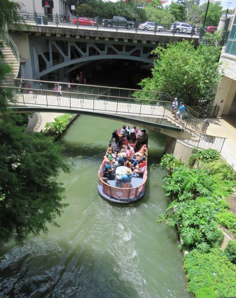 der san antonio river walk, texas, usa - vertical lift bridge stock-fotos und bilder