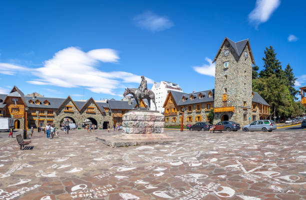 centro cívico (centro cívico) y la plaza principal en el centro de bariloche - bariloche, patagonia, argentina - bariloche fotografías e imágenes de stock