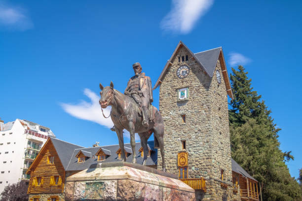 civic center (centro civico) und hauptplatz in der innenstadt von bariloche - bariloche, patagonien, argentinien - argentina bariloche wood statue stock-fotos und bilder