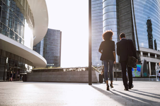 pareja caminando a casa de trabajo - italiano idioma fotografías e imágenes de stock