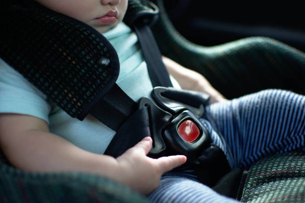 il bambino sul sedile posteriore dell'auto ha la cintura di sicurezza - cintura di attrezzo foto e immagini stock