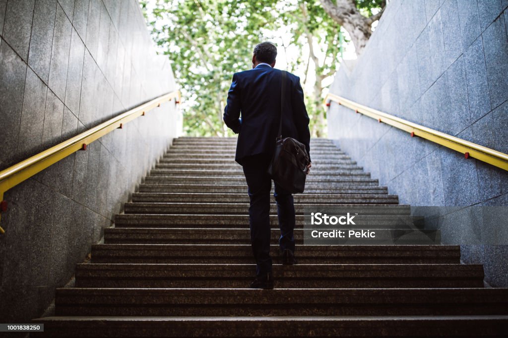 地下鉄の外を歩く歩行者の実業家 - 内階段のロイヤリティフリーストックフォト