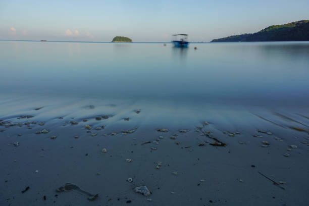 istock Soft wave of blue ocean on sandy beach. 1001840780
