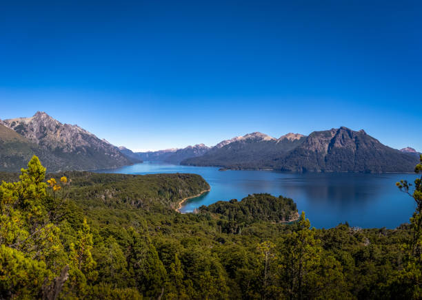 vue aérienne du point de vue du cerro llao llao à circuito chico - bariloche, patagonia, argentine - bariloche argentina south america lake photos et images de collection