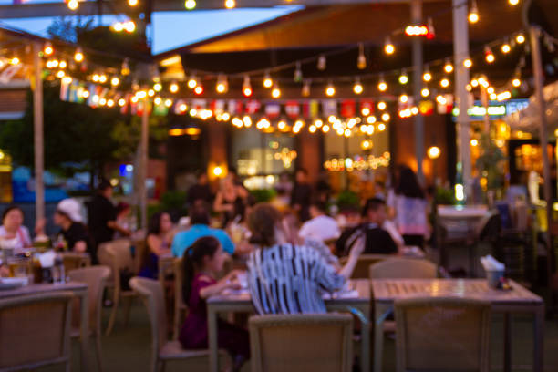 immagine sfocata astratta del festival notturno in un ristorante e l'atmosfera è felice e rilassante - pub food foto e immagini stock