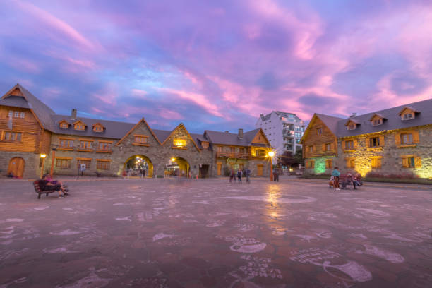 centro civico e piazza principale nel centro di bariloche al tramonto - bariloche, patagonia, argentina - bariloche foto e immagini stock