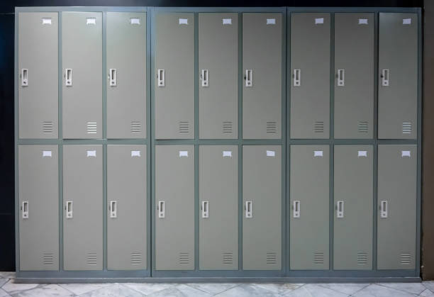 灰色の金属キャビネット学校やジムのハンドルと 2 つの行のロック - locker room ストックフォトと画像