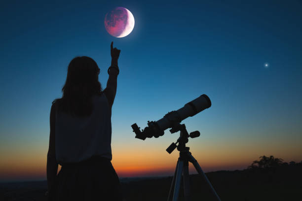 menina olhando no eclipse lunar, através de um telescópio. meu trabalho de astronomia. - eclipse - fotografias e filmes do acervo