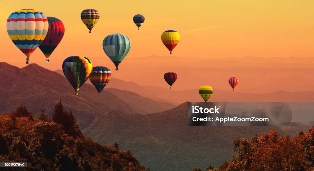日落時高山上空的熱氣球 - 免版稅熱氣球圖庫照片