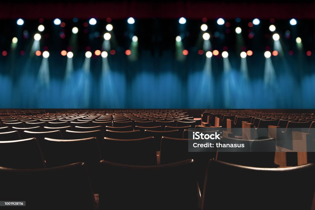 講堂の舞台上のライトで劇場のビンテージ空席。 - 映画館のロイヤリティフリーストックフォト