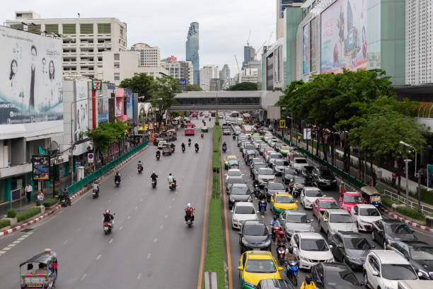 traffic in front of mbk or "mahboonkrong center". - mbk imagens e fotografias de stock