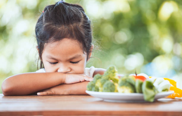 아시아 아이 야채를 먹고 건강 한 야채를 먹기를 거절을 좋아하지 않는다 - anger child furious asian ethnicity 뉴스 사진 이미지