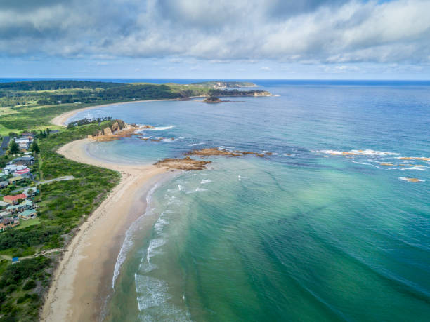 вид с воздуха идиллических пляжей южного побережья австралии - tomakin стоковые фото и изображения