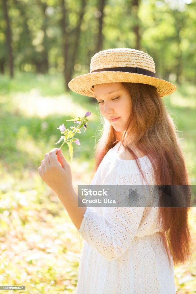 La Chica Adolescente Con Las Flores En Día De Verano Chica En Vestido Bonito Con Una Cesta Que Va Para El Picnic En El Bosque Concepto De Fin De Semana De Verano La Chica Adolescente Con Las Flores En Día De Verano Chica En Vestido Bonito Con Una Cesta Que Va Para El Picnic En El Bosque Concepto De Fin De Semana De Verano