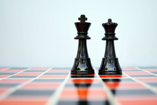 rei de xadrez preto e rainha - chess defending chess piece chess board - fotografias e filmes do acervo
