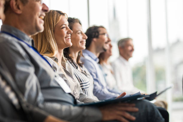 gente de negocios feliz en una línea en una clase de entrenamiento en la oficina. - conference business meeting training fotografías e imágenes de stock