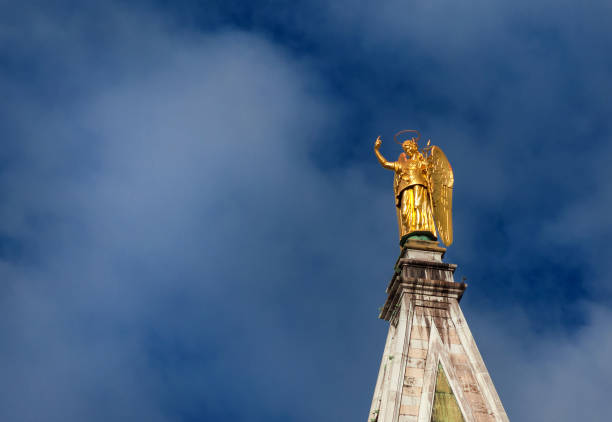 istock Golden angel statue in Venice (with copy space) 1002017550