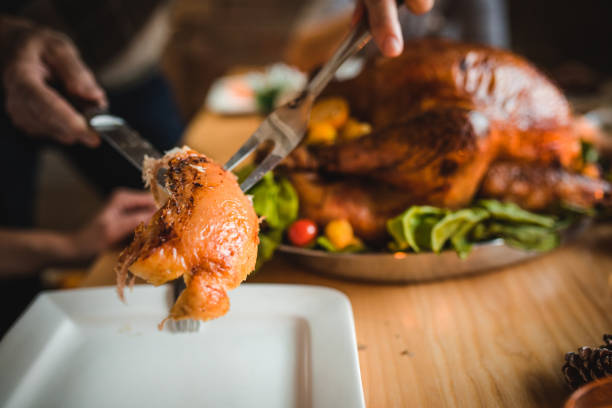 un pezzo di tacchino del ringraziamento per te! - turkey carving portion dinner foto e immagini stock