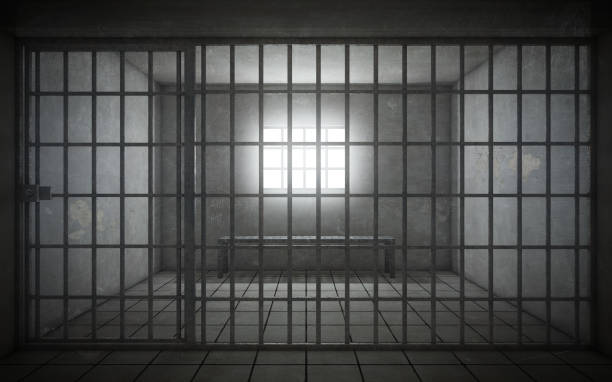 cela de prisão, com a luz que brilha através de uma janela barrada - old prison punishment dirty - fotografias e filmes do acervo