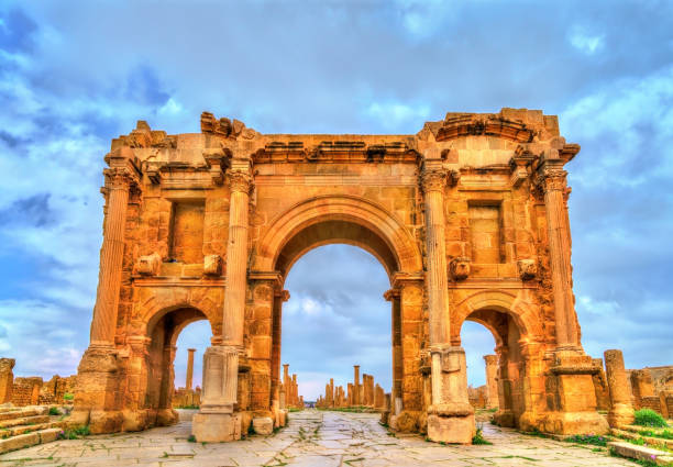 траян арка в руинах тимгада в алжире - timgad стоковые фото и изображения